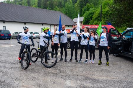 KLJUB KISLEMU VREMENU JE SLOVENSKA OLIMPIJSKA BAKLA V BOROVNICO PRINESLA OLIMPIJSKI ŽAR 31